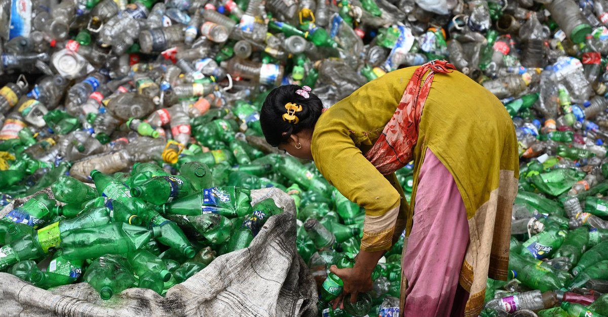Plastic Recycling to Pavers, Tiles & Utility Products Pack